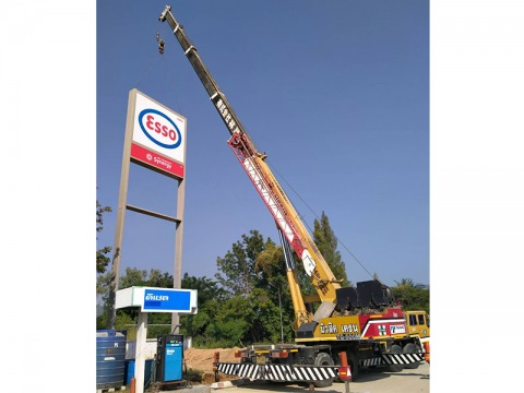 รถเครนยกป้ายไพลอน