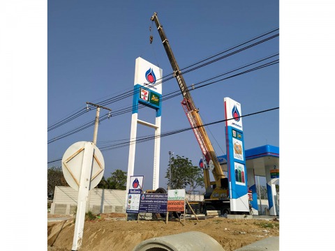 เช่ารถเครนรายวันยกป้ายไพลอน